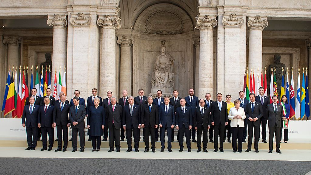 Photo de famille à l’occasion du sommet extraordinaire du soixantième anniversaire des traités de Rome.