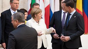 Angela Merkel en conversation avec le premier ministre néerlandais, Mark Rutte.