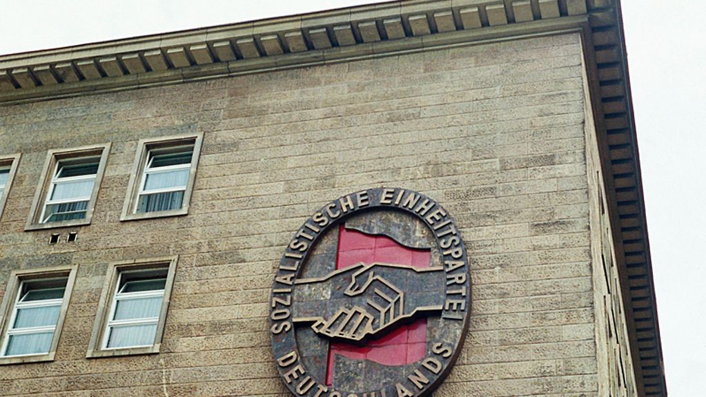 Emblem der SED an der Fassade des Zentralkomitee-Gebäudes