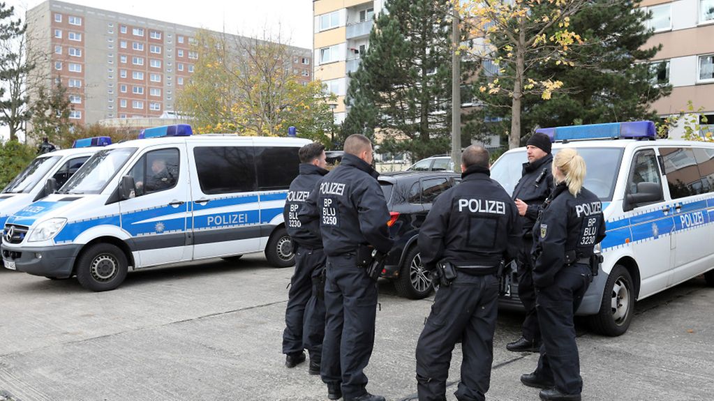 Polizisten sind am 31.10.2017 in Schwerin im Einsatz, wo bei einem Anti-Terror-Einsatz ein mutmaßlicher Islamist aus Syrien festgenommen wurde.
