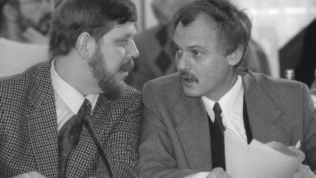 Die Mitbegründer der Sozialdemokratischen Partei SDP Martin Gutzeit (l) und Ibrahim Böhme nehmen im Januar 1990 am Zentralen Runden Tisch im Konferenzgebäude des Ministerrates der DDR am Schloss Niederschönhausen in Berlin-Pankow teil.