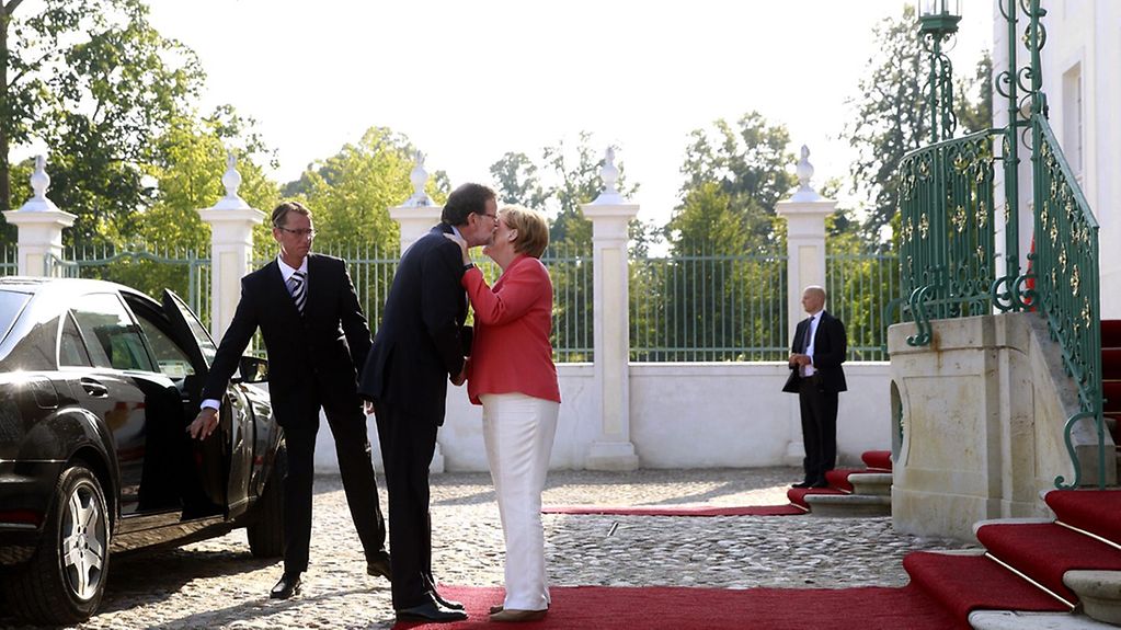 Bundeskanzlerin Angela Merkel begrüßt den spanischen Ministerpräsidenten Mariano Rajoy vor Schloss Meseberg.