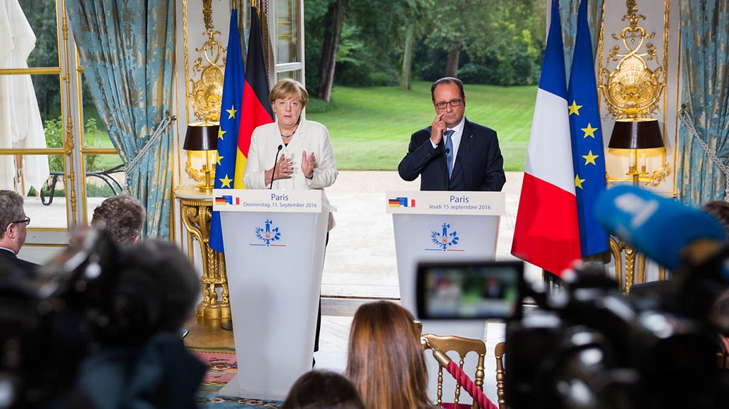 Bundeskanzlerin Angela Merkel spricht während einer gemeinsamen Pressekonferenz mit Frankreichs Präsident François Hollande in Paris.