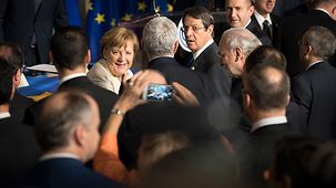 Bundeskanzlerin Angela Merkel beim Sondergipfel zwischen weiter Staats- und Regierungschefs der EU.