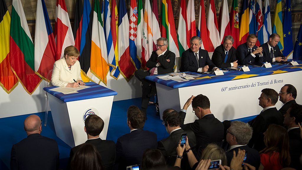 Bundeskanzlerin Angela Merkel unterzeichnet beim EU-Sondergipfel in Rom eine Erklärung anlässlich 60 Jahre Römische Verträge.