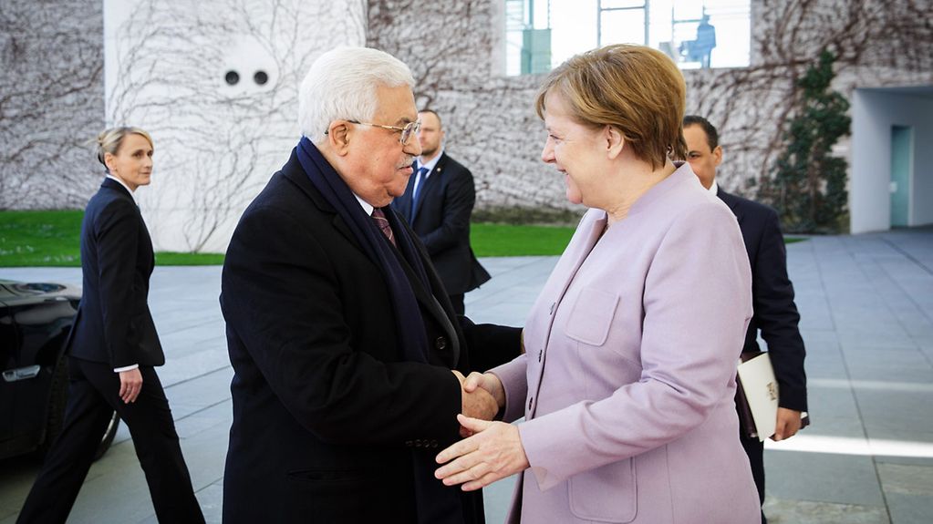 La chancelière fédérale Angela Merkel et Mahmoud Abbas, président de l’Autorité palestinienne, se saluent à la Chancellerie fédérale