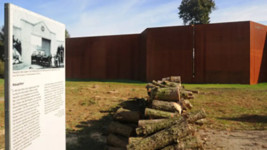 Die Aufnahme von 14.10.2011 zeigt das mit einer durchbrochenen Stahlwand stilisierte Hauptor (Infotafel links) der Gedenkstätte Esterwegen (Kreis Emsland).