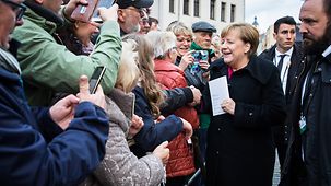 Bundeskanzlerin Merkel umringt von Bürgerinnen und Bürgern