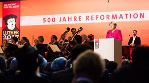 Bundeskanzlerin Merkel umringt von Bürgerinnen und Bürgern