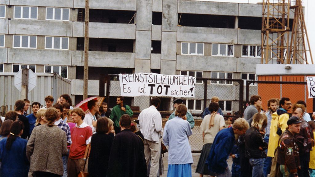 Die Dresdner Gruppe Pax organisiert im August 1989 die erste Protestdemonstration an der Baustelle des Reinstsiliziumwerkes in Dresden-Gittersee. Später wird die Demonstration durch die Polizei gewaltsam aufgelöst.