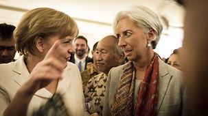 Bei einem Empfang in der Residenz des deutschen Botschafters trifft Merkel die IWF-Chefin Christine Lagarde