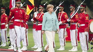 Bundeskanzlerin Merkel schreitet die Ehrenformation ab