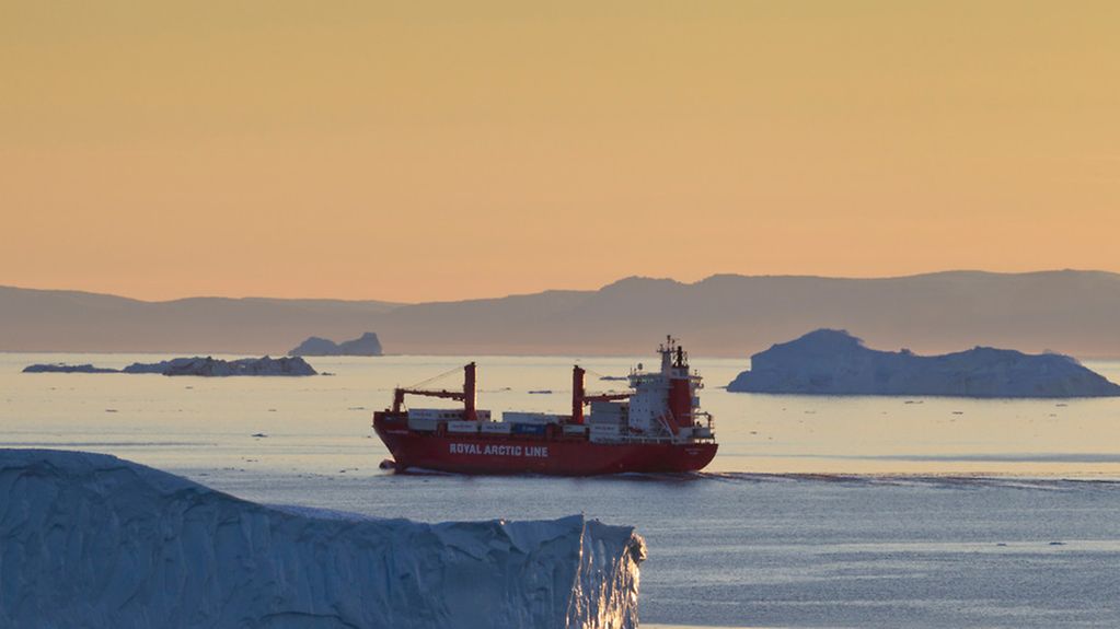 Ein Versorgungsschiff und Eisberge im Ilulissat-Eisfjord