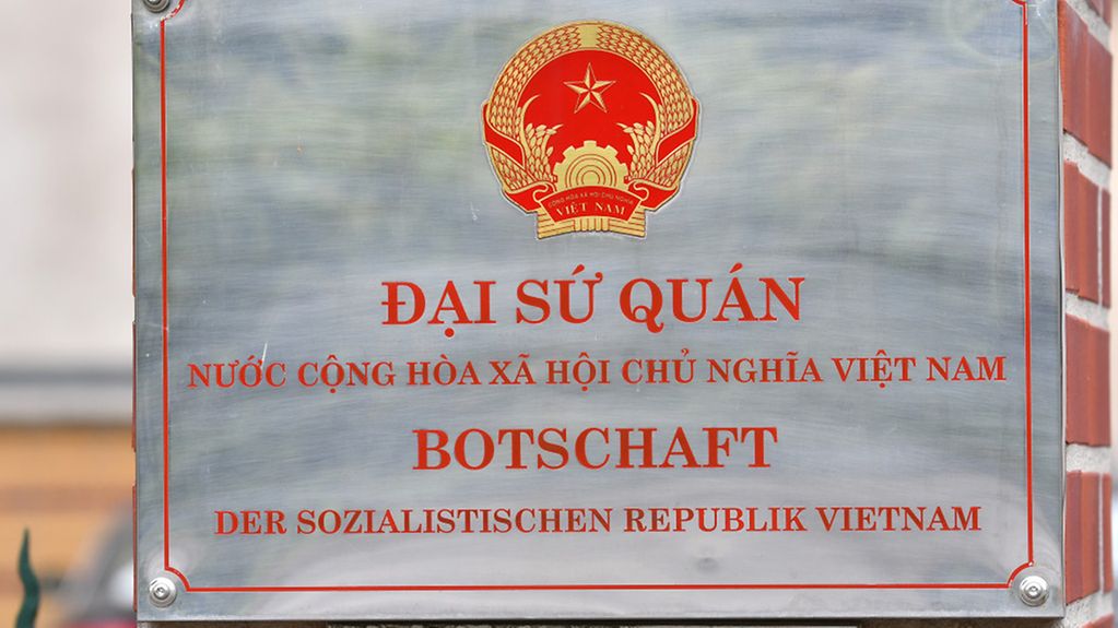 Plaque à l’entrée de l’ambassade du Viet Nam à Berlin