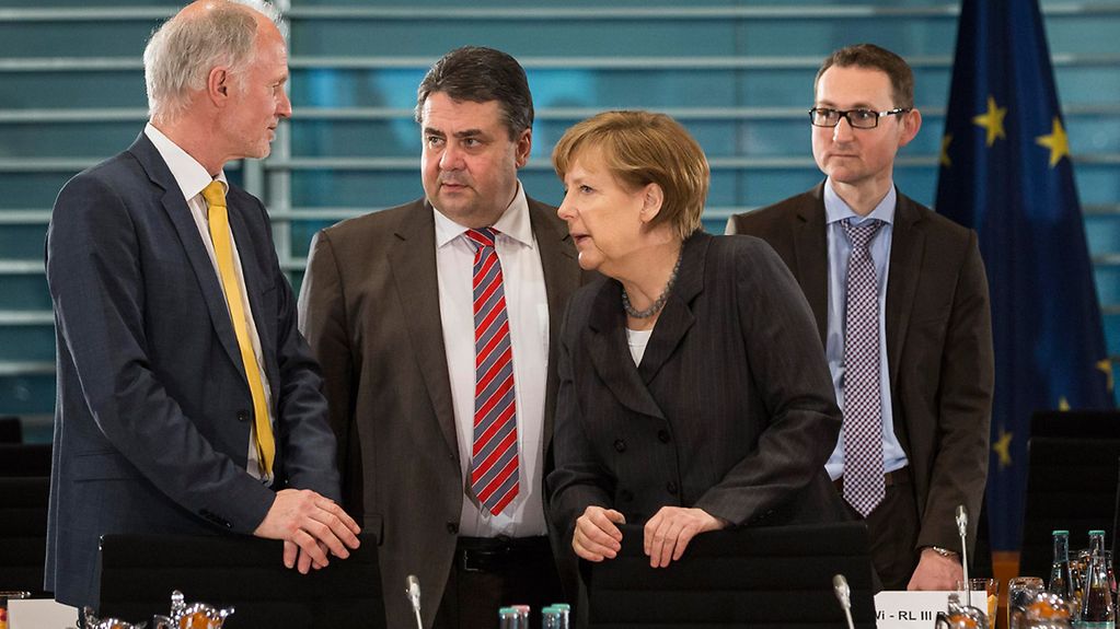 Bundeskanzlerin Angela Merkel im Gespräch mit Energieminister Sigmar Gabriel und dem Staatssekretär für Energie im Wirtschaftsministerium Rainer Baake.