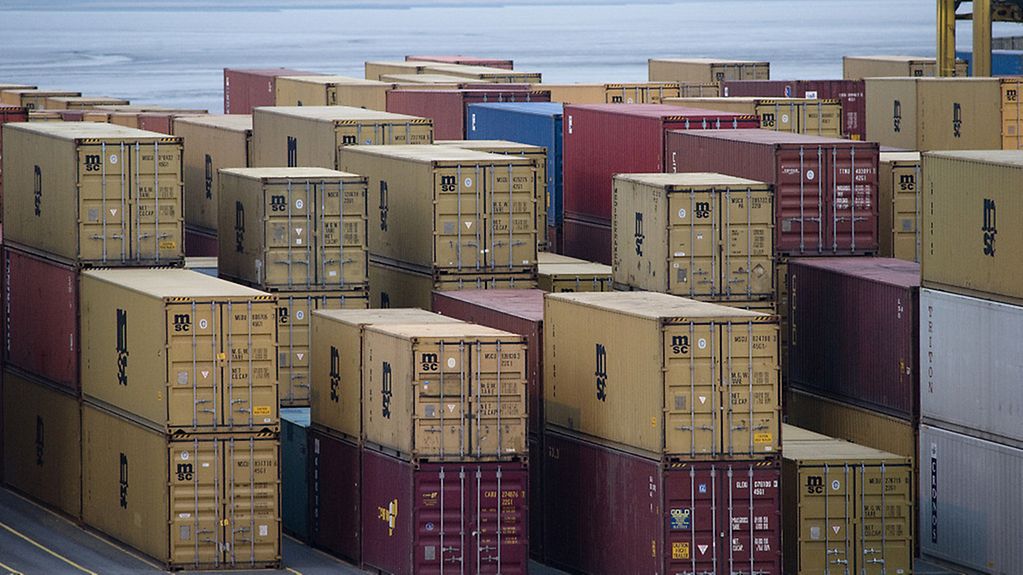 Containerterminal im Hafen