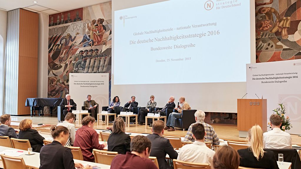 Teilnehmer der Ersten Dialogkonferenz zur Nachhaltigkeitsstrategie in Dresden