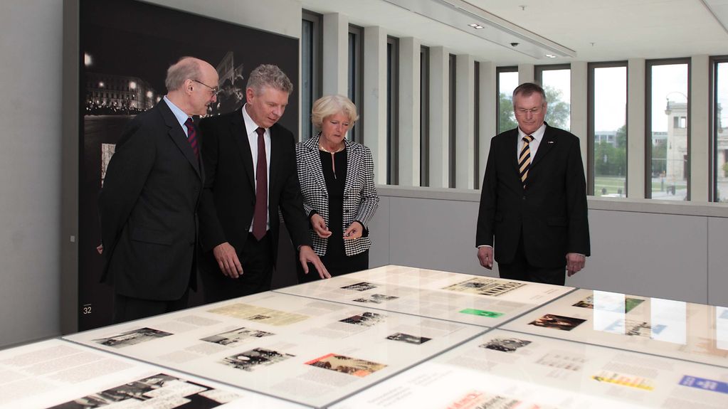 Kulturstaatsministerin Grütters besichtigt die Ausstellung im neuen NS-Dokumentationszentrum München.