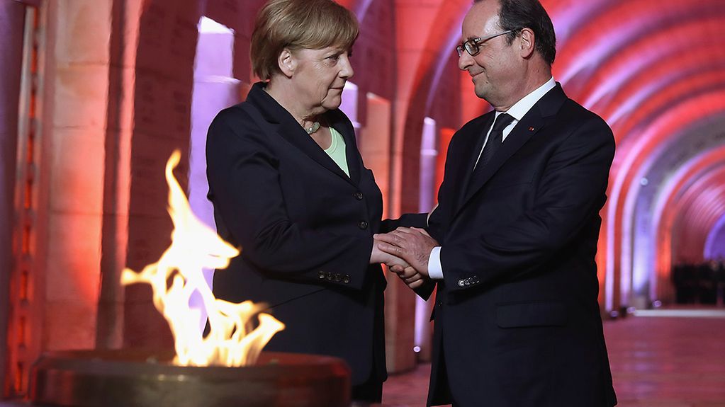 François Hollande and Angela Merkel together lit the eternal flame in the entzünden gemeinsam die Flamme in the National Necropolis of Douaumont.