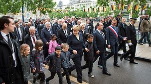 Chancellor Angela Merkel and French President François Hollande with children at the ceremony to commemorate the anniversary of the Battle of Verdun