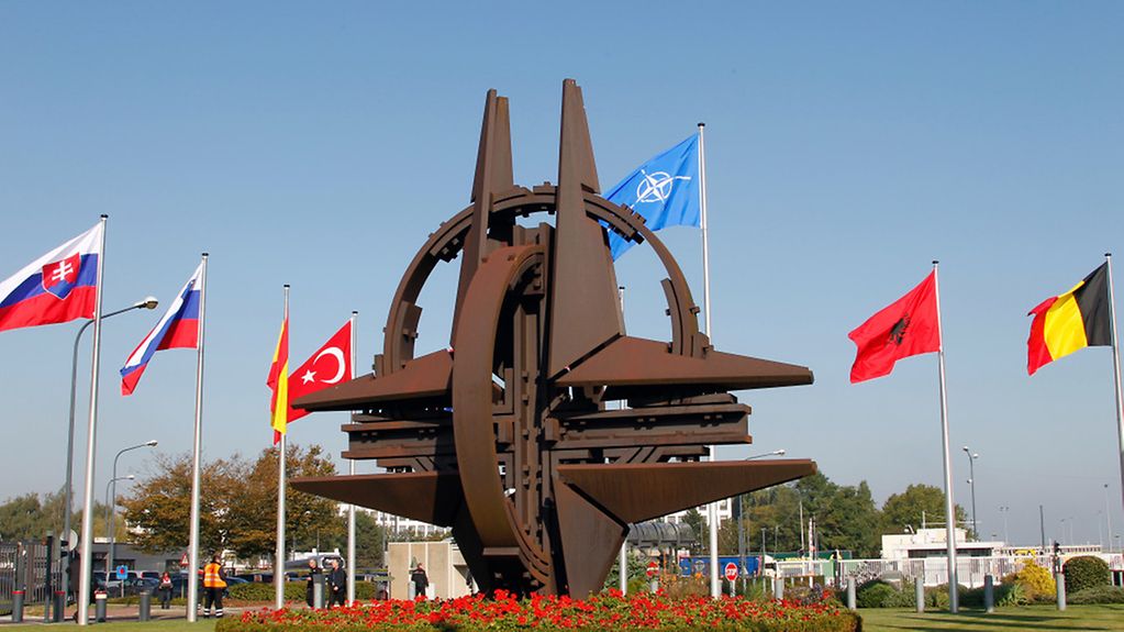 Das NATO-Symbol im Eingangsbereich des Nato-Hauptquartiers