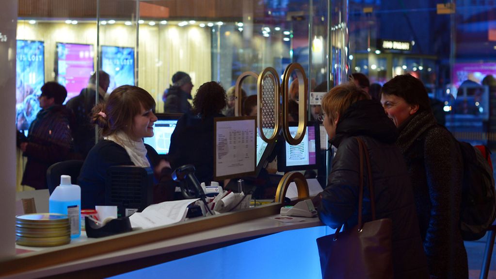 Kinobesucher stehen im Eingangsbereich des Kinos Zoo Palast an der Kinokasse, fotografiert am 25.01.2014 in Berlin.