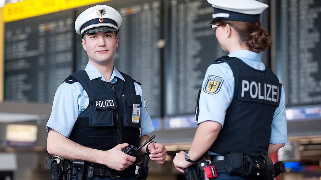 Bundespolizei am Flughafen Frankfurt am Mai