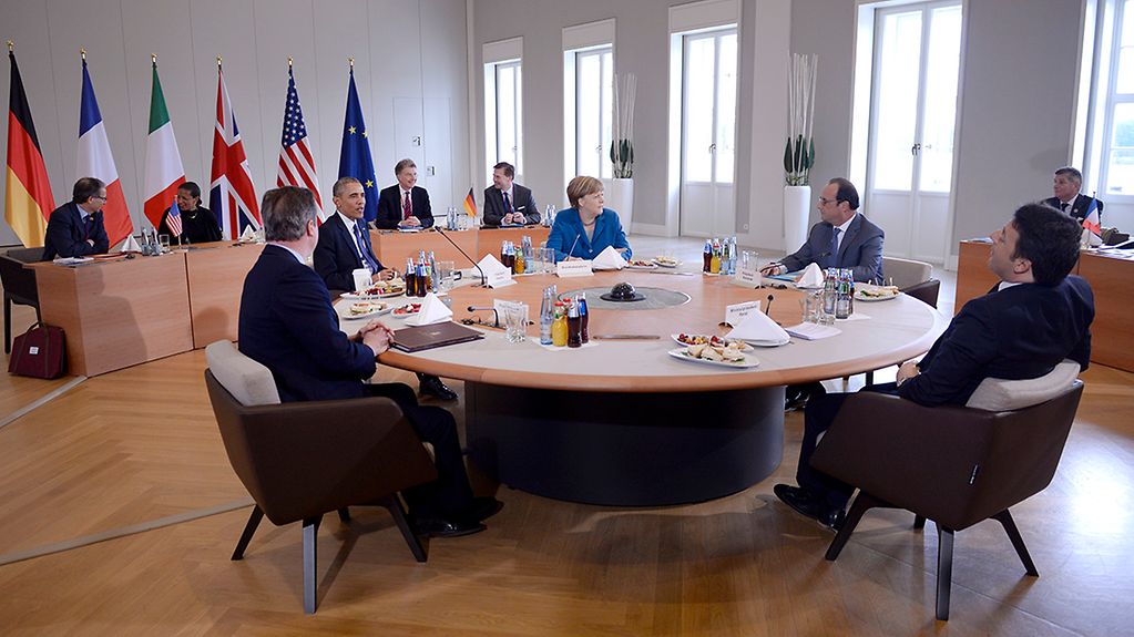 Großbritanniens Premierminister David Cameron, US-Präsident Barack Obama, Bundeskanzlerin Angela Merkel, Frankreichs Präsident François Hollande und Italiens Ministerpräsident Matteo Renzi beim Gespräch.