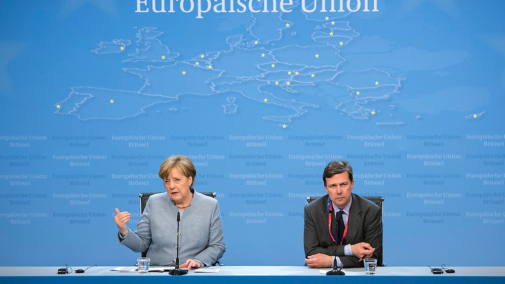 Angela Merkel et Steffen Seibert pendant la conférence de presse à Bruxelles