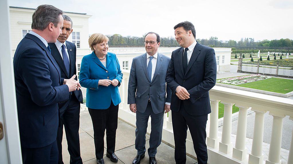 Großbritanniens Premierminister David Cameron, US-Präsident Barack Obama, Bundeskanzlerin Angela Merkel, Frankreichs Präsident François Hollande und Italiens Ministerpräsident Matteo Renzi stehen auf der Terrasse von Schloss Herrenhausen.