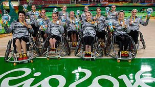 Das deutsche Rollstuhl-Basketball-Frauenteam mit den Silbermedaillen bei der Siegerehrung.