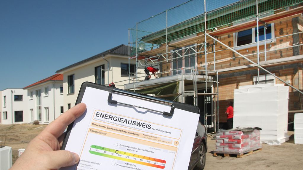Ein Energieausweisformular vor dem Neubau eines Einfamilienhauses