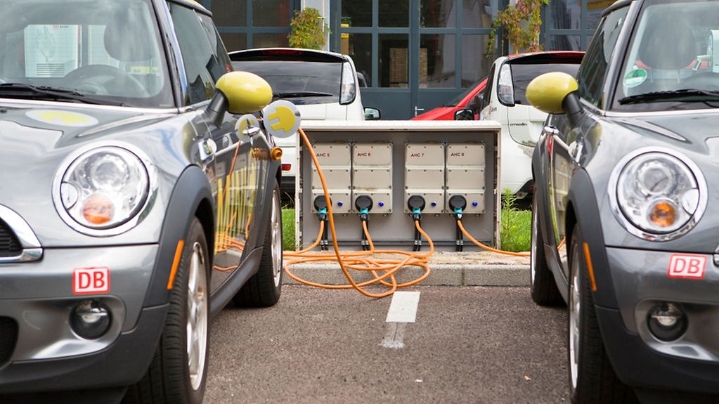 Zwei Elektroautos an einer Energietankstelle