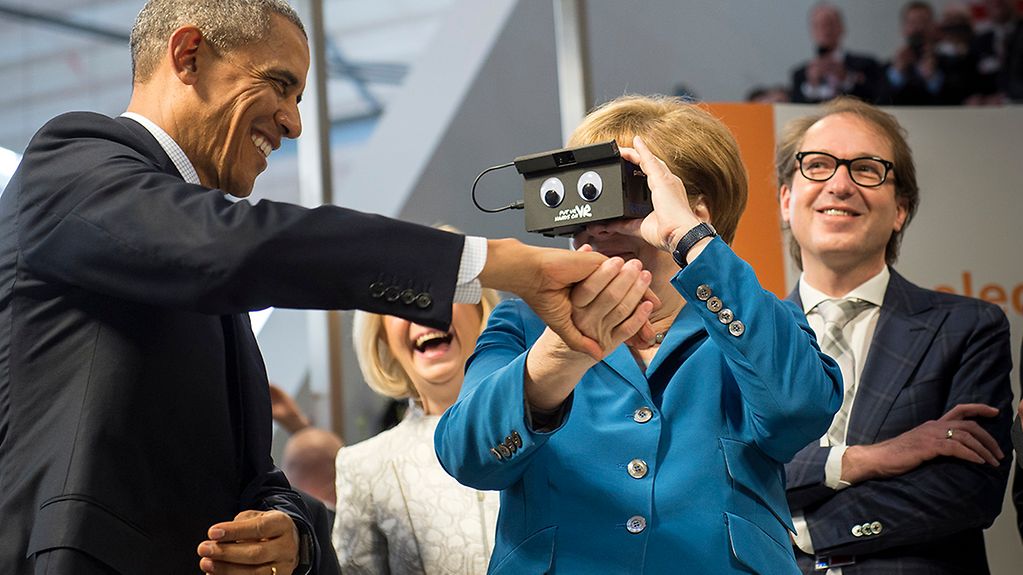 Bundeskanzlerin Angela Merkel und US-Präsident Barack Obama auf dem Messerundgang zur Hannover Messe.