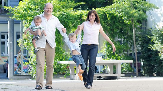 Vierköpfige Familie bei einem Spaziergang in Berlin