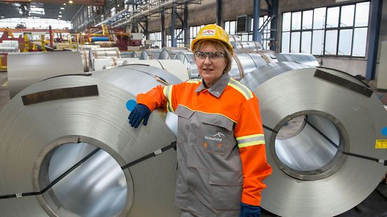Eine Arbeiterin im Stahlwerk ArcelorMittal in Eisenhüttenstadt
