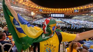 Ein brasilianischer Fan geschminkt mit brasilianischer Fahne bei der Abschlussfeier im Maracana-Stadion.