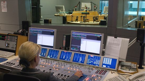 Eine Mitarbeiterin im Radiostudio der Deutsche Welle in Bonn