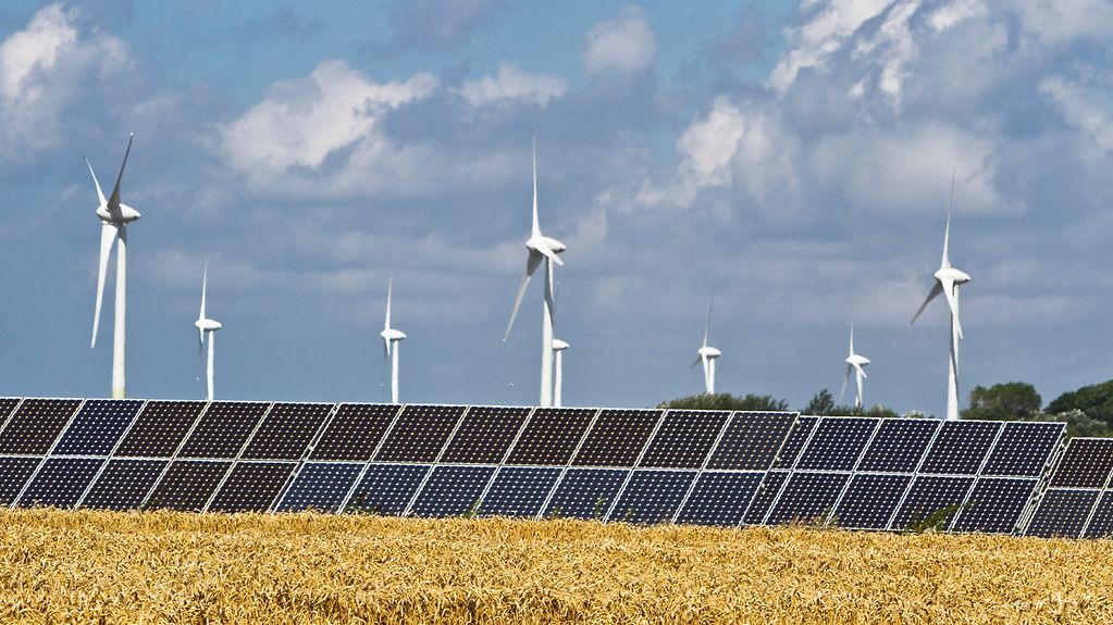 Solar- und Windkraftanlagen an der deutschen Nordseeküste.