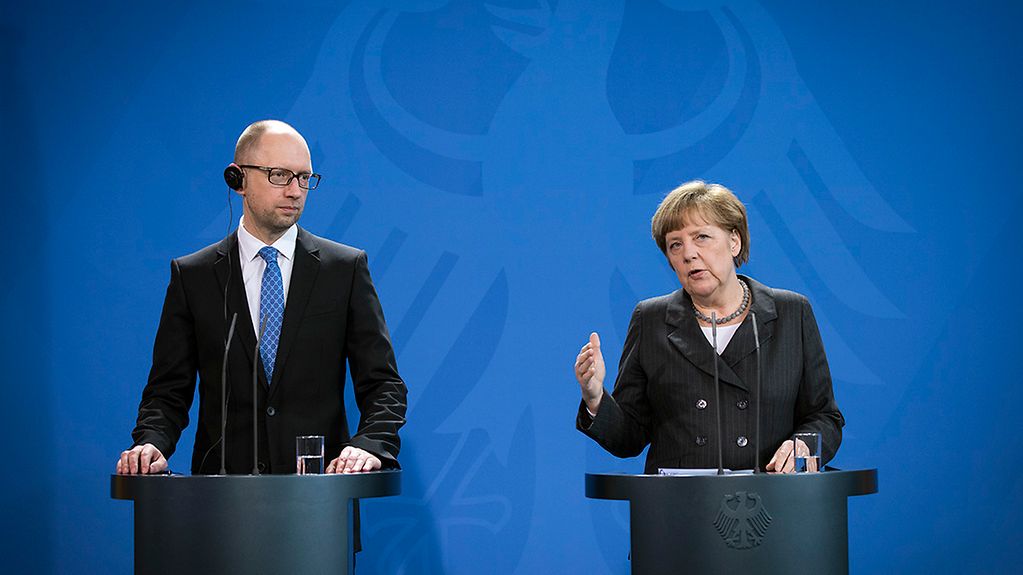 Pressekonferenz: Am Rednerpult links Jazenjuk, rechts Kanzlerin Merkel