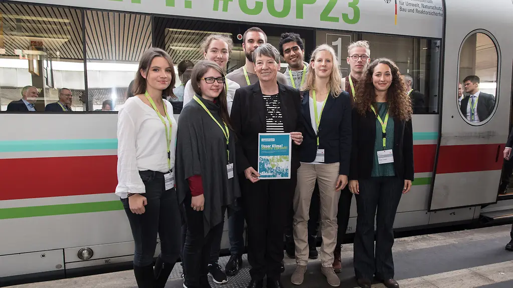 Gruppenbild von Hendricks mit Jugendlichen