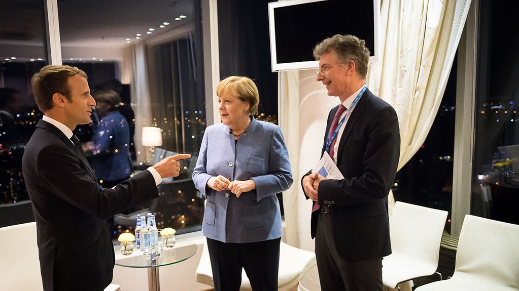 Bundeskanzlerin Merkel im Gespräch mit dem französischen Präsidenten Macron.