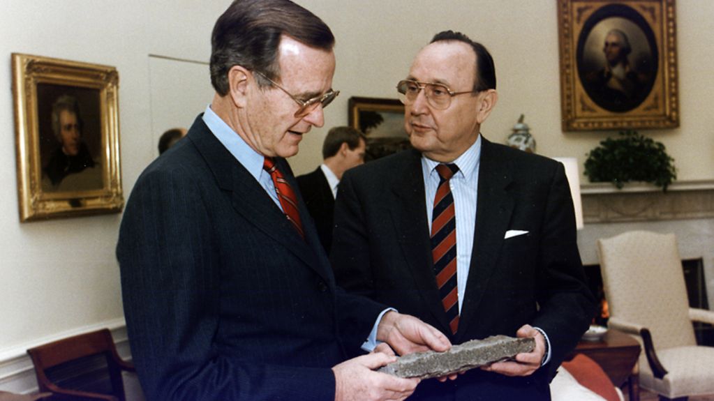 Bundesaußenminister Hans-Dietrich Genscher überreicht am 21.11.1989 ein Stück Berliner Mauer an US-Präsident George Bush.