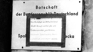 Ein Hinweisschild an der Deutschen Botschaft in Prag informiert darüber, dass die Botschaft bis auf Weiteres geschlossen bleibt.