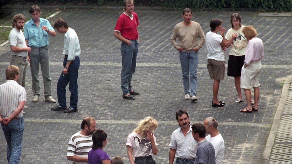 DDR-Flüchtlinge auf dem Gelände der westdeutschen Botschaft in Ostberlin am 10.08.1989