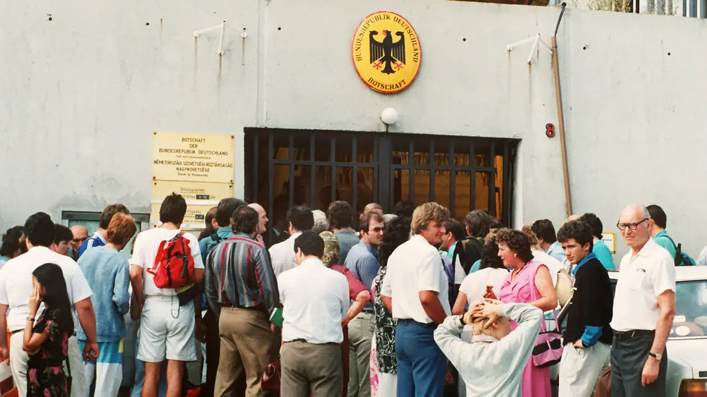 Massenandrang von ausreisewilligen DDR-Bürgern am 14.8.1989 vor der bundesdeutschen Vertretung in der Nogradi-Straße 8 in der ungarischen Hauptstadt Budapest.