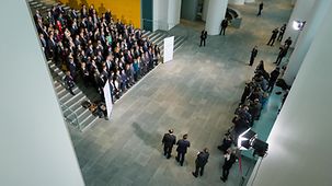 Bundeskanzlerin Angela Merkel (1.R.M.) bei einem Gruppenfoto mit den Teilnehmer an einem Internationalen Deutschlandforum im Bundeskanzleramt.