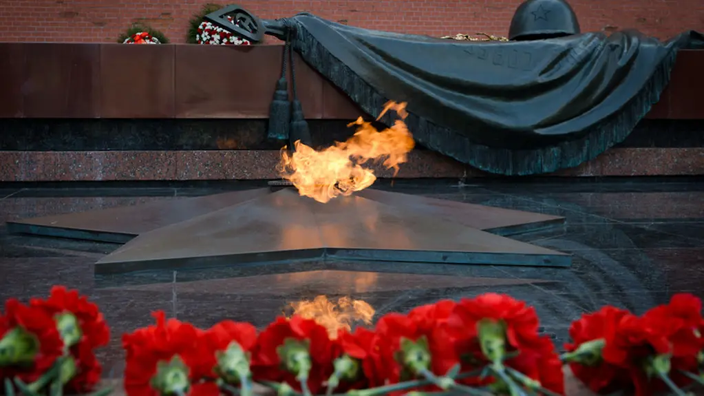 Ewige Flamme oder Ewiges Feuer am Grabmal des unbekannten Soldaten im Alexandrowski Garten an der Kremlmauer