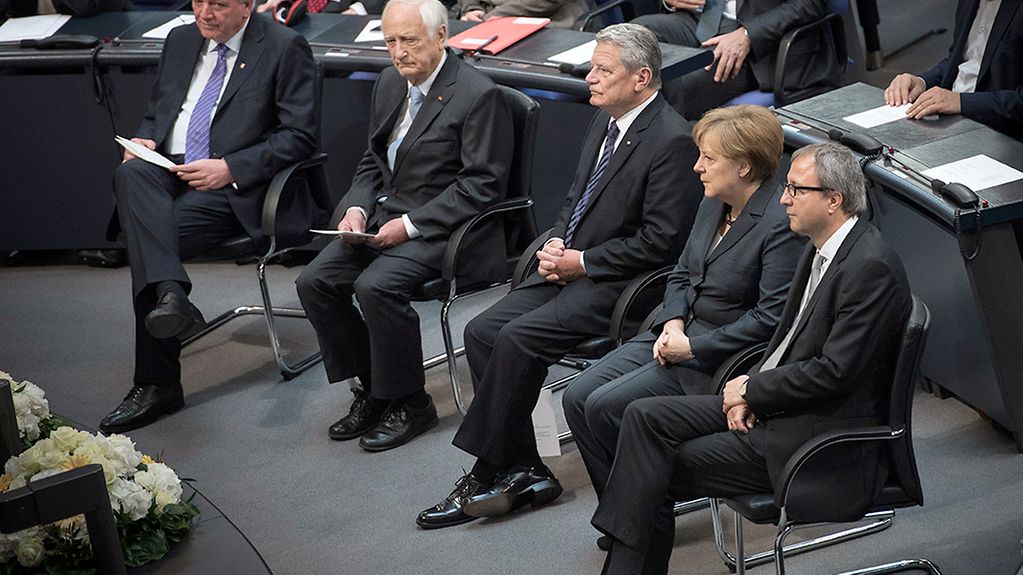 Bundeskanzlerin Angela Merkel sitzt bei der Gedenkfeier im Bundestag zwischen Volker Bouffier (v.l.), Heinrich August Winkler, Bundespräsident Joachim Gauck und Andreas Voßkuhle.