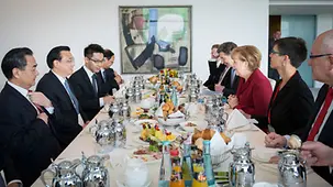 Merkel und Li Keqiang beim gemeinsamen Frühstück im Bundeskanzleramt